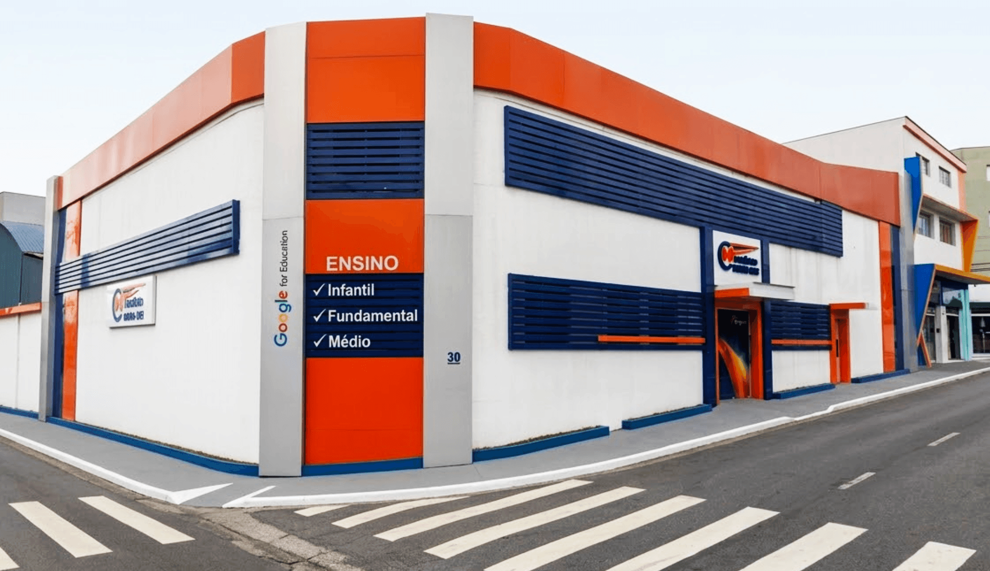 Fachada principal do Colégio Maha Dei na Vila Galvão, Guarulhos