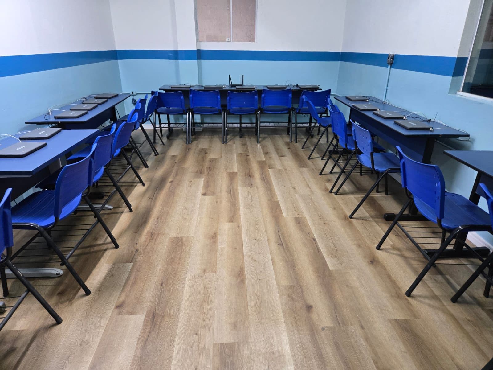 Laboratório de Chromebooks equipado para aulas de tecnologia no Colégio Maha Dei em Guarulhos