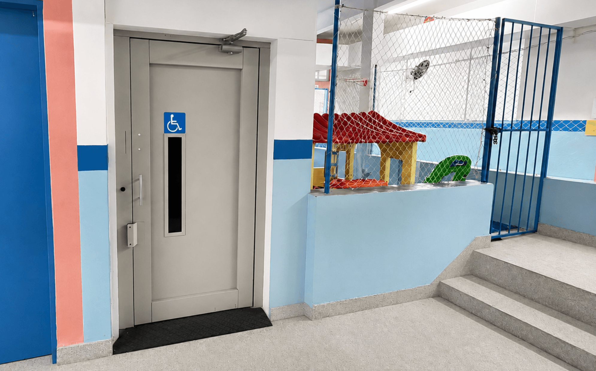 Elevador com acessibilidade para alunos e visitantes no Colégio Maha Dei na Vila Galvão, Guarulhos