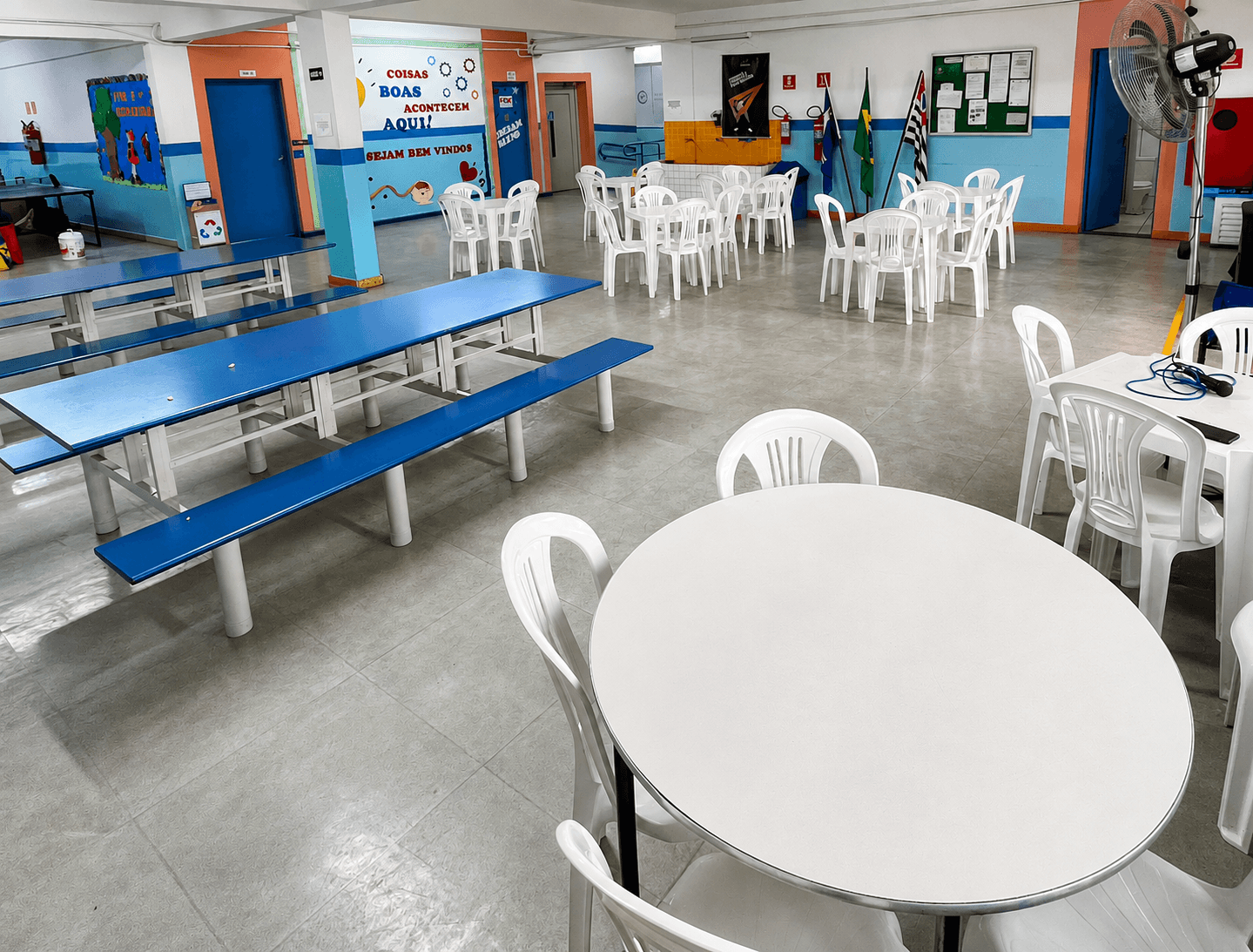Pátio coberto e área de convivência com refeitório do Colégio Maha Dei em Guarulhos