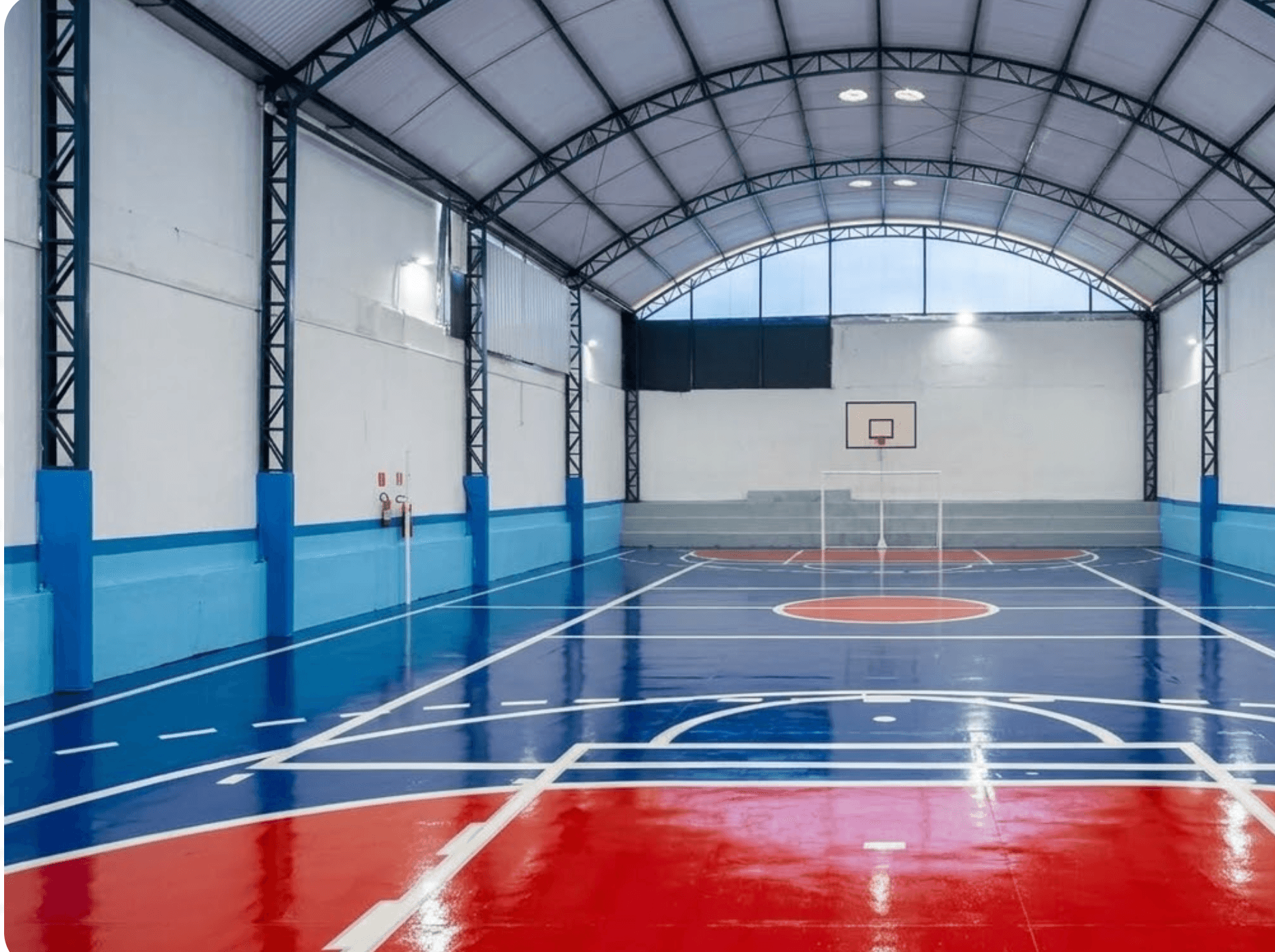 Quadra poliesportiva coberta do Colégio Maha Dei para educação física, futsal, vôlei e eventos