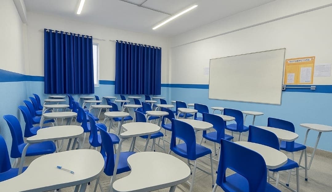 Sala de aula moderna e climatizada do Colégio Maha Dei com recursos multimídia