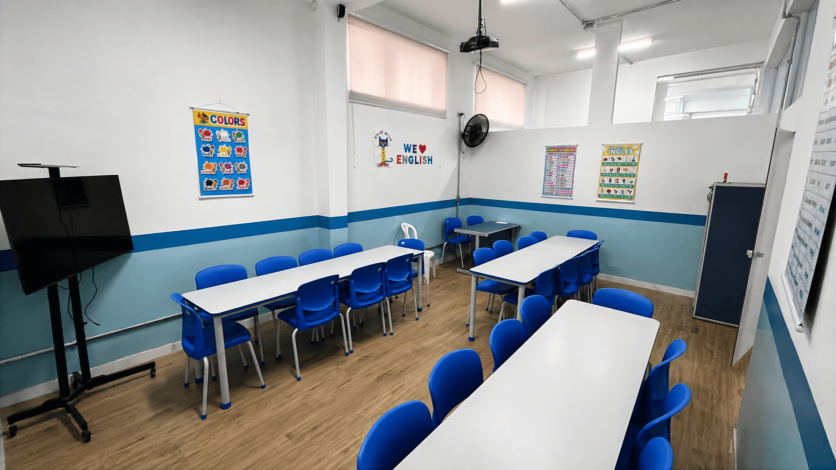 Sala de recursos multimídia equipada para aulas de inglês e tecnologia no Colégio Maha Dei